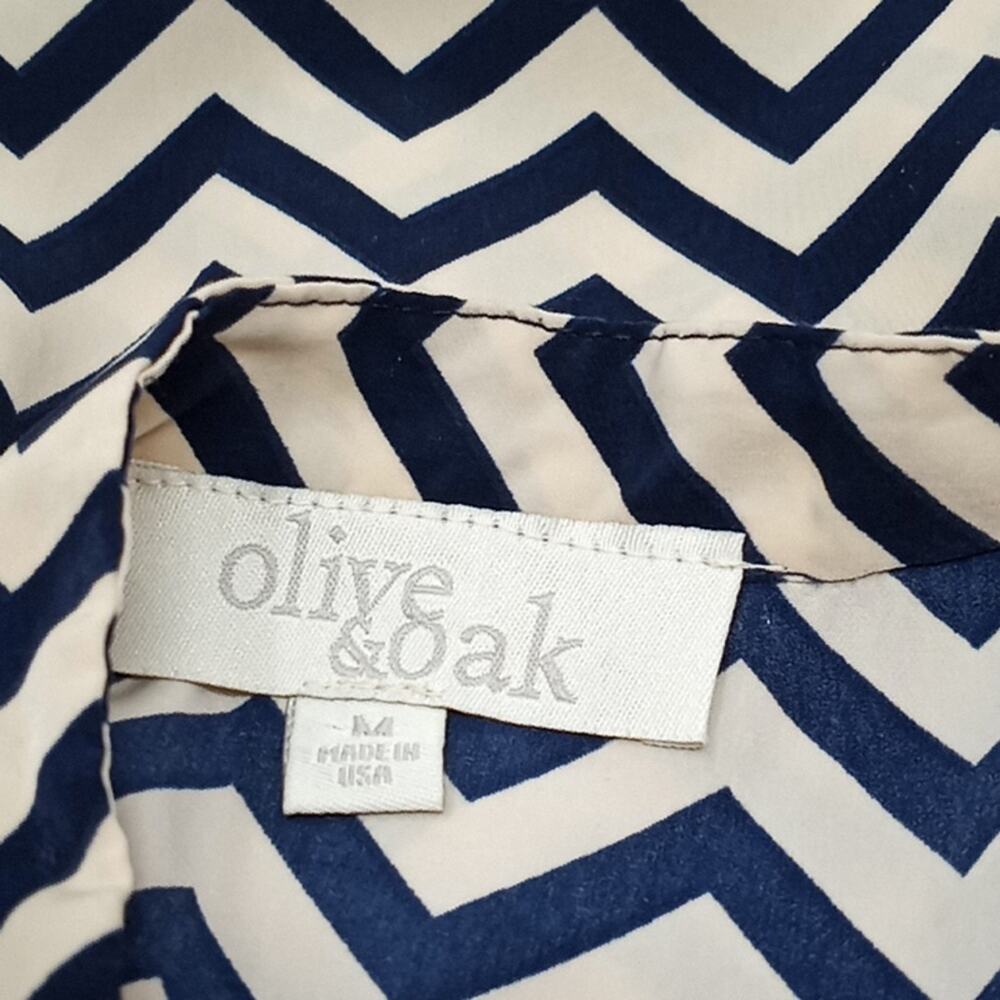 Olive & Oak Women's Navy & Tan Chevron Stripe Sleeveless V Neck Top Size Medium - Picture 9 of 11